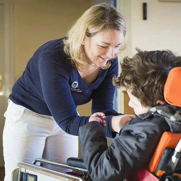 Frau mit Kind im Rollstuhl Orange